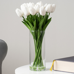 Flower Shop Tokyo – 12 White Tulips in Vase