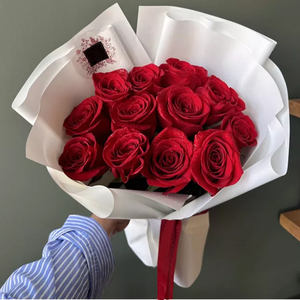 Florists in Tokyo Japan – 12 Red Roses in a Bouquet