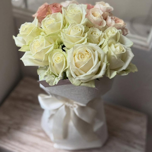 Tokyo Flower Shop | 12 White & Pink Roses Bouquet