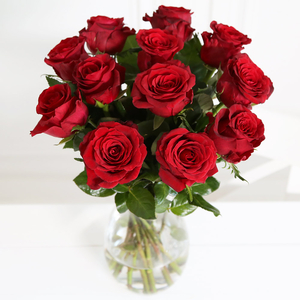 Send Flowers Tokyo: 12 Red Roses in Vase
