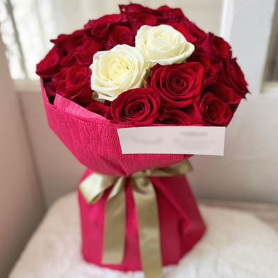 18 Red Roses With 2 White Roses | Tokyo Florist